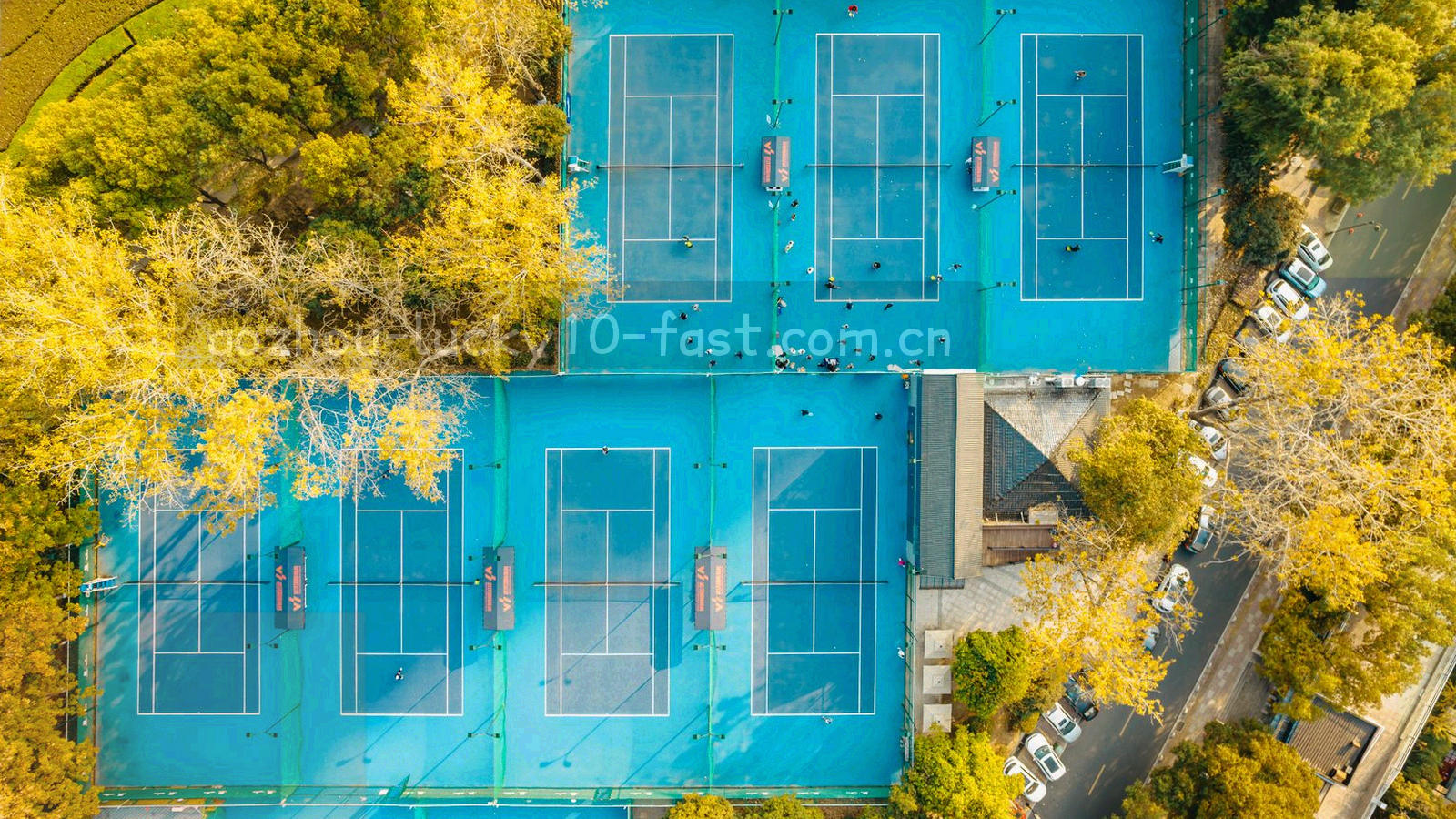 栏目中心界面示意：左侧是 A 到 Z 与 0 到 9 的区段选择器，右侧铺开主题栏目卡片与条目标签